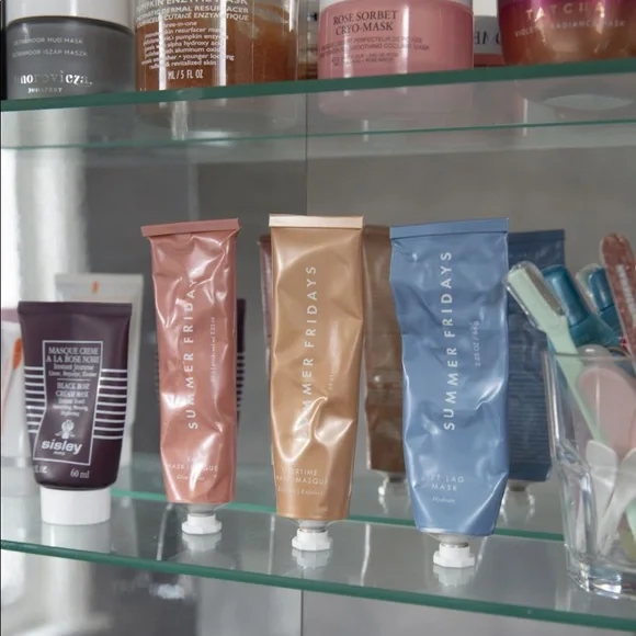 BEAUTY AND SKINCARE MYSTERY BOX WITH 5 PRODUCTS - Picture 2 of 8